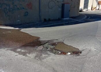 Cagliari, a Barracca Manna una perdita d’acqua da tre settimane: “Spreco enorme, nessuno interviene”