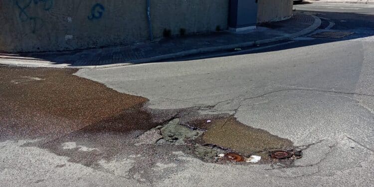 Cagliari, a Barracca Manna una perdita d’acqua da tre settimane: “Spreco enorme, nessuno interviene”