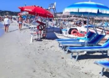 Villasimius, lettini vuoti e spiagge libere ridotte all’osso: “Noi sardi ospiti in casa nostra, il mare è di tutti”