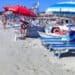Villasimius, lettini vuoti e spiagge libere ridotte all’osso: “Noi sardi ospiti in casa nostra, il mare è di tutti”
