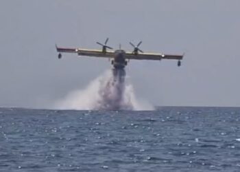 Spettacolo misto a spavento al Poetto di Quartu: il Canadair scarica l’acqua a pochi metri dalla riva (VIDEO)