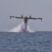 Spettacolo misto a spavento al Poetto di Quartu: il Canadair scarica l’acqua a pochi metri dalla riva (VIDEO)