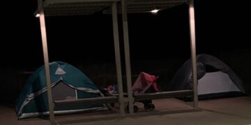 Poetto, incredibile campeggio improvvisato sul lungomare: le tende piazzate sotto le pensiline come in un’area attrezzata