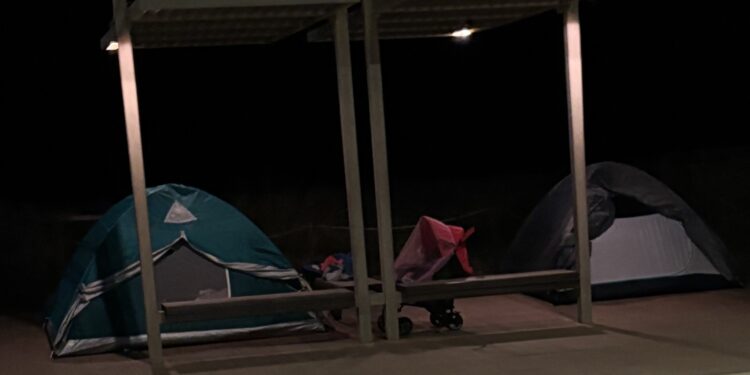 Poetto, incredibile campeggio improvvisato sul lungomare: le tende piazzate sotto le pensiline come in un’area attrezzata