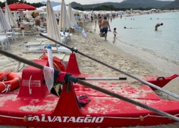 Scoglio di Peppino: spiaggia sempre più “privata” tra stabilimenti e battigia inesistente