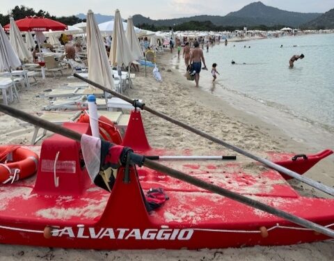Scoglio di Peppino: spiaggia sempre più “privata” tra stabilimenti e battigia inesistente