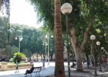 Cagliari, turista derubata in piazza del Carmine: “Un ragazzo coi rasta le ha portato via la borsa, lei con abito a strisce piange e si dispera”