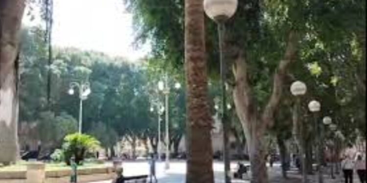 Cagliari, turista derubata in piazza del Carmine: “Un ragazzo coi rasta le ha portato via la borsa, lei con abito a strisce piange e si dispera”