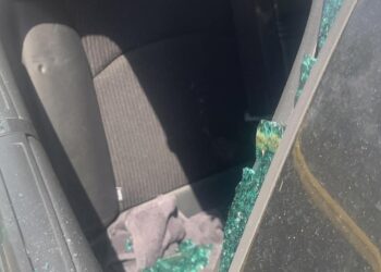 A Quartu spaccano i vetri dell’auto e portano via due racchette, l’appello dei residenti: “Occhi aperti”