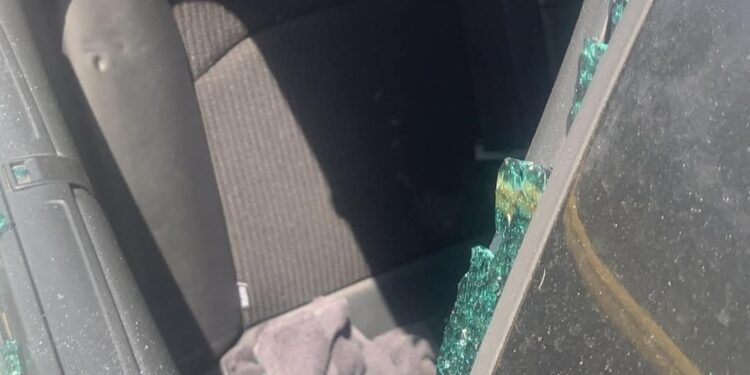 A Quartu spaccano i vetri dell’auto e portano via due racchette, l’appello dei residenti: “Occhi aperti”