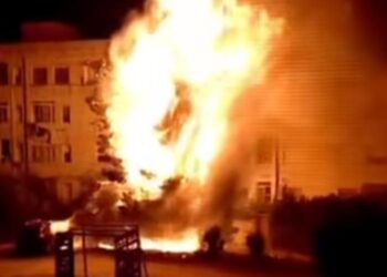 Cagliari, notte di paura a Pirri in via Argiolas: incendio divampato a pochi metri dalle case e dalle auto in sosta