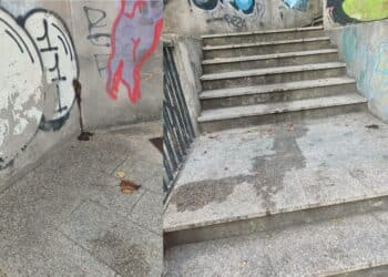 Cagliari, la triste cartolina di via La Vega soffocata dal degrado: scalinate usate come bagno a cielo aperto tra odori nauseabondi e sporcizia