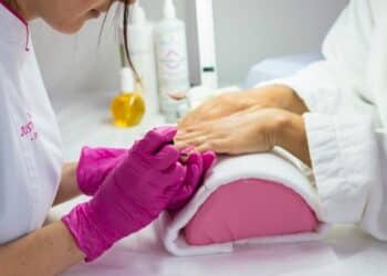 Stop agli smalti, estetiste cagliaritane furiose: “Fregate dalle aziende, per noi multe salatissime mentre chi lavora in nero ha ancora i vecchi prodotti”