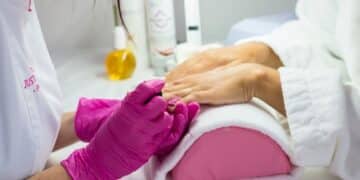 Stop agli smalti, estetiste cagliaritane furiose: “Fregate dalle aziende, per noi multe salatissime mentre chi lavora in nero ha ancora i vecchi prodotti”