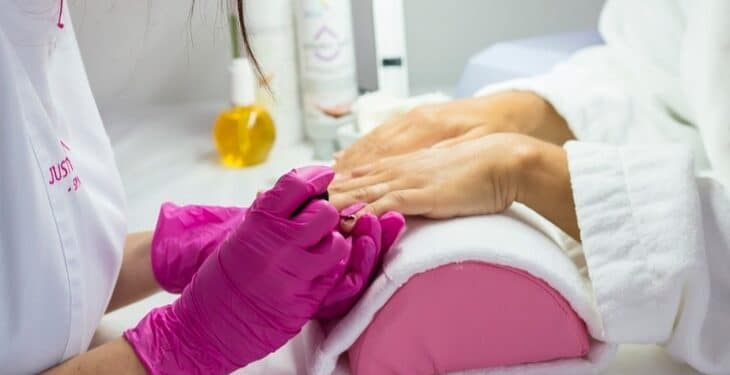 Stop agli smalti, estetiste cagliaritane furiose: “Fregate dalle aziende, per noi multe salatissime mentre chi lavora in nero ha ancora i vecchi prodotti”