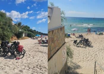 Santa Margherita di Pula, i turisti francesi piazzano le bici sulla sabbia: “Le nostre spiagge non sono parcheggi”