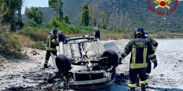 Muravera, auto esce fuoristrada e si ribalta: passeggeri in elisoccorso all’ospedale