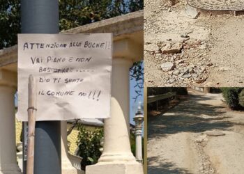 Buche in strada, singolare protesta a Solanas: “Non bestemmiare, Dio ti sente il Comune no”