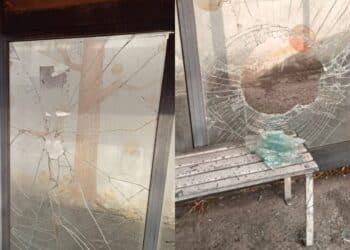 San Sperate, pensilina del bus presa di mira dai vandali: vetri distrutti e l’ira del sindaco diventa virale