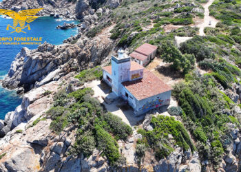 Il faro di Capo Ferrato deturpato con graffiti: denunciati due giovani svizzeri