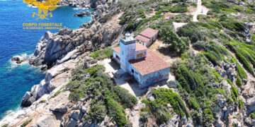 Il faro di Capo Ferrato deturpato con graffiti: denunciati due giovani svizzeri