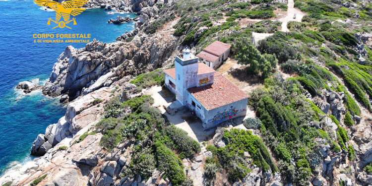 Il faro di Capo Ferrato deturpato con graffiti: denunciati due giovani svizzeri