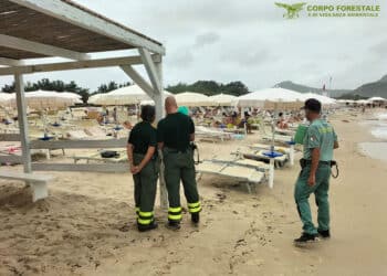 Blitz della Forestale nel litorale di Muravera: rimossi 300 ombrelloni abusivi, 15 mila euro di sanzioni