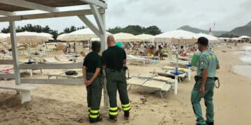 Blitz della Forestale nel litorale di Muravera: rimossi 300 ombrelloni abusivi, 15 mila euro di sanzioni