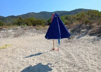 Bagnanti fantasma a Torre delle Stelle, ancora ombrelloni piantati in spiaggia