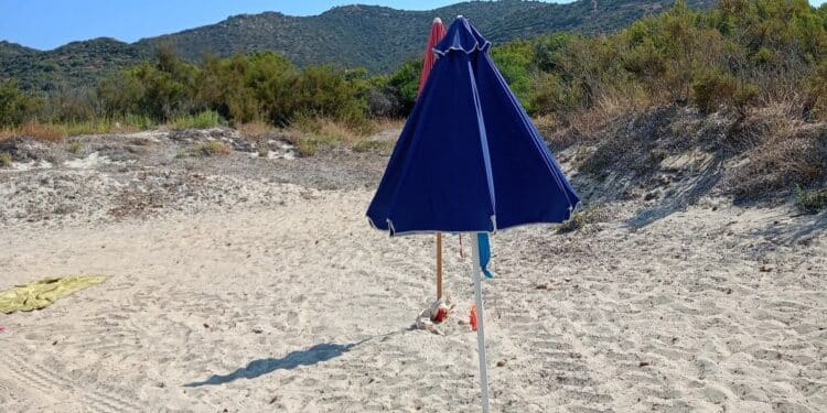 Bagnanti fantasma a Torre delle Stelle, ancora ombrelloni piantati in spiaggia