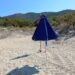 Bagnanti fantasma a Torre delle Stelle, ancora ombrelloni piantati in spiaggia
