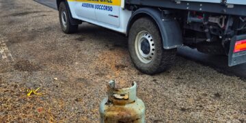 Assemini, bombola gettata in campagna e a rischio esplosione durante un incendio