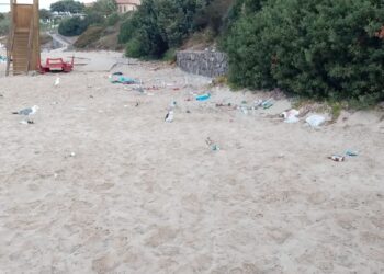 Portopaglietto, dopo la notte in spiaggia spunta una discarica a cielo aperto