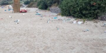 Portopaglietto, dopo la notte in spiaggia spunta una discarica a cielo aperto