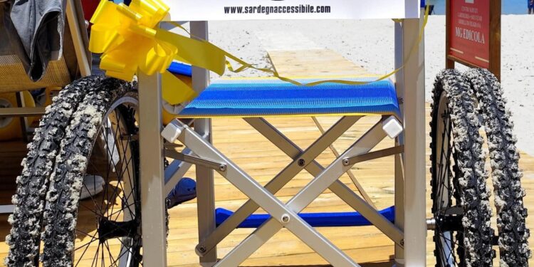 Pula, donata una nuova sedia per l’accesso in spiaggia ai disabili