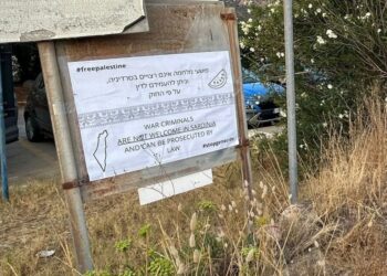 Chia, nessuna violazione per i cartelli in spiaggia contro i criminali di guerra