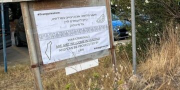 Chia, nessuna violazione per i cartelli in spiaggia contro i criminali di guerra