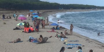 Orosei, militare salva bagnante colto da malore