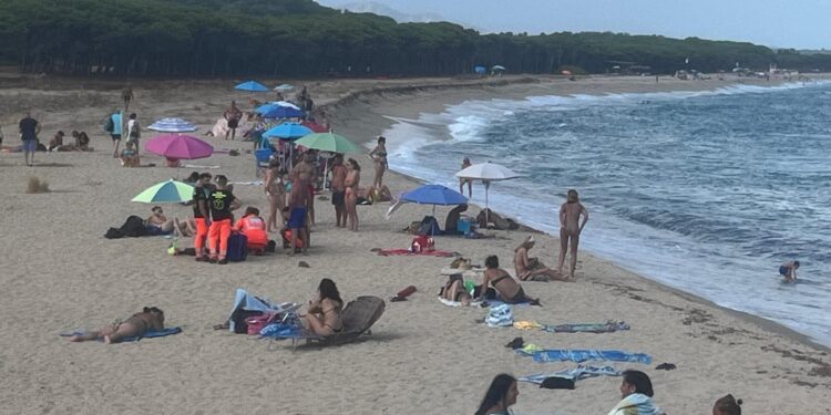 Orosei, militare salva bagnante colto da malore