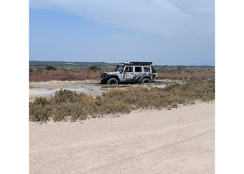 Cabras, col fuoristrada nello Stagno di Mistras: soccorsi e sanzionati due turisti