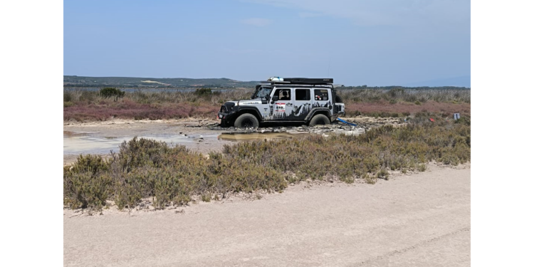 Cabras, col fuoristrada nello Stagno di Mistras: soccorsi e sanzionati due turisti