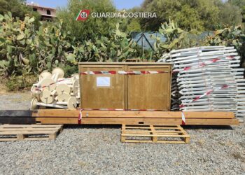 Stabilimento balneare abusivo a Chia, scattano sequestri e sanzioni: restituiti 500 metri di spiaggia ai bagnanti