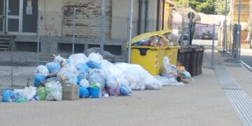 Cagliari, viale La Plaia invasa dai rifiuti: puzza, mosche e percolato anche al Campus universitario