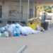 Cagliari, viale La Plaia invasa dai rifiuti: puzza, mosche e percolato anche al Campus universitario