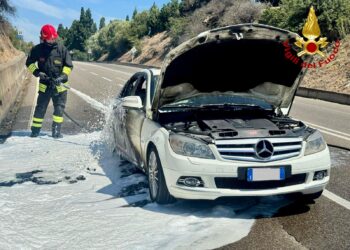 Paura sulla Ss 195 a Pula, auto in marcia prende fuoco