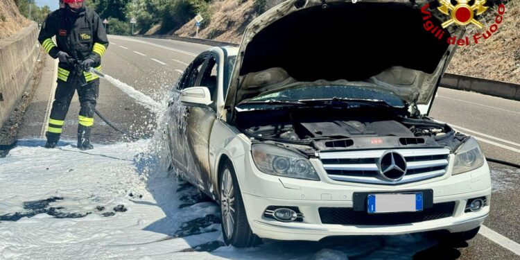 Paura sulla Ss 195 a Pula, auto in marcia prende fuoco