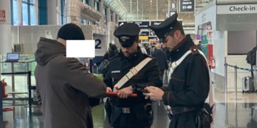 Cagliari, 1 kg di ketamina nel bagaglio: arrestato un corriere della droga appena sbarcato