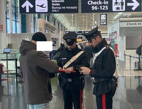 Cagliari, 1 kg di ketamina nel bagaglio: arrestato un corriere della droga appena sbarcato