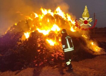 Paura a Villasor, fiamme in un fienile: intervento dei vigili del fuoco