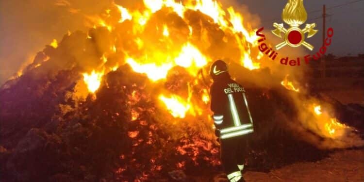Paura a Villasor, fiamme in un fienile: intervento dei vigili del fuoco